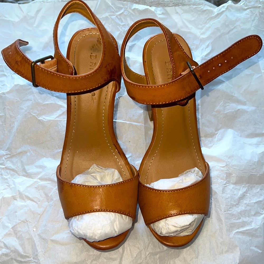 Women’s Platform Heels (Tan) Women’s Size 6. Will ship immediately